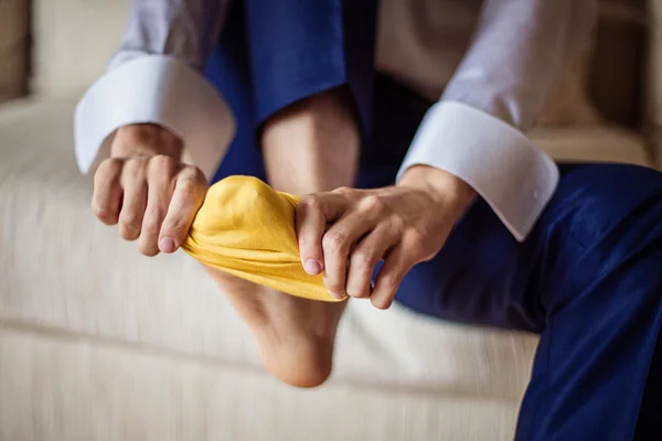Muži nosí žluté ponožky. Royalty Free Stock Obrázky