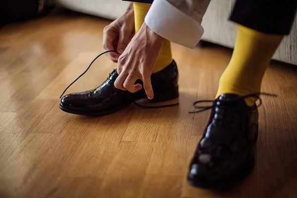 Muž nosí boty. Žluté ponožky. Royalty Free Stock Obrázky