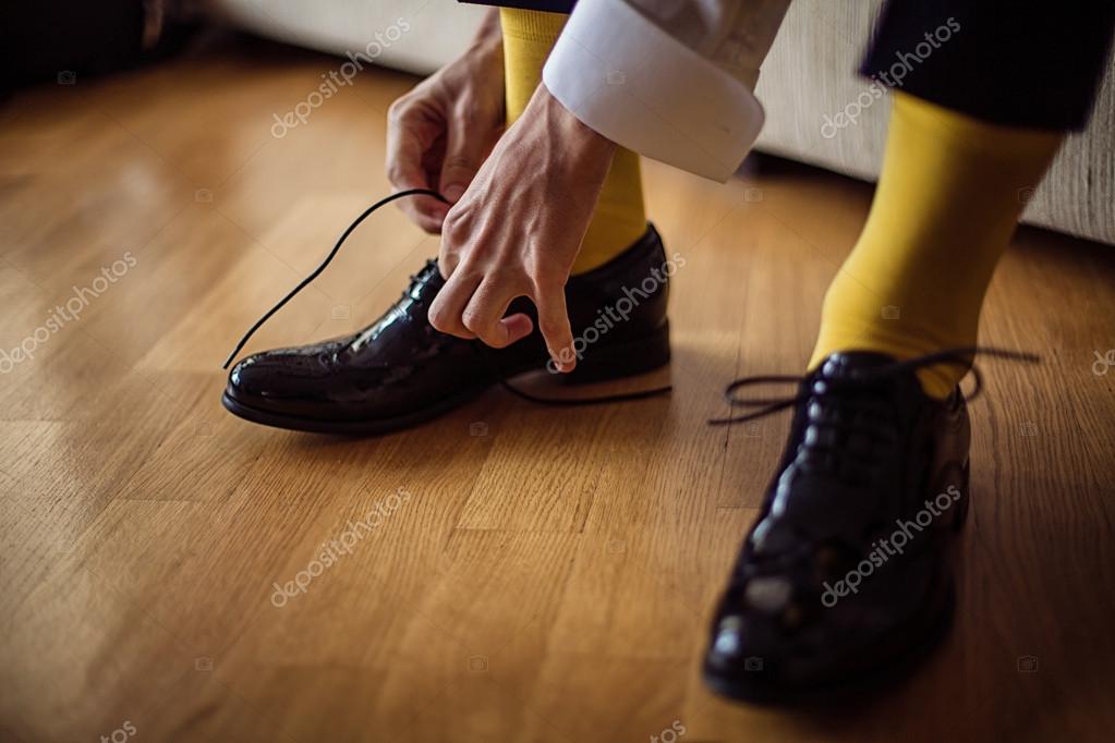 El hombre lleva zapatos. Calcetines amarillos Fotografía de stock