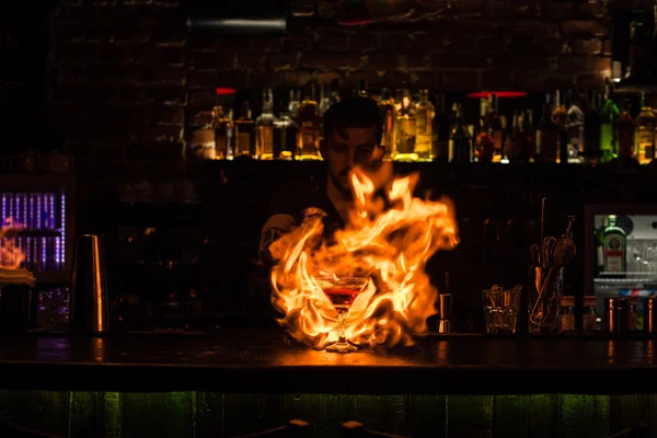 Bartender is making cocktail — Stock Photo, Image