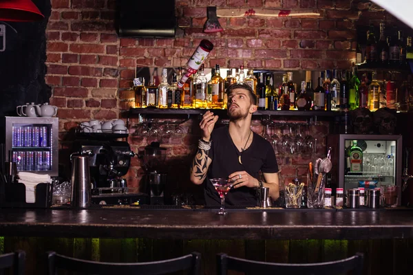 Bartender is making cocktail — Stock Photo, Image