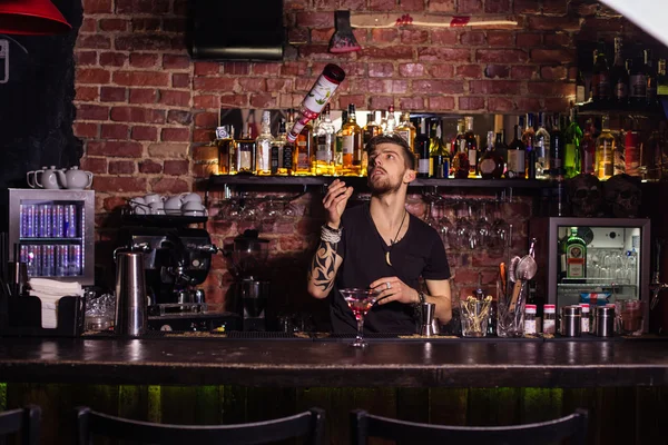 Barkeeper macht Cocktail — Stockfoto