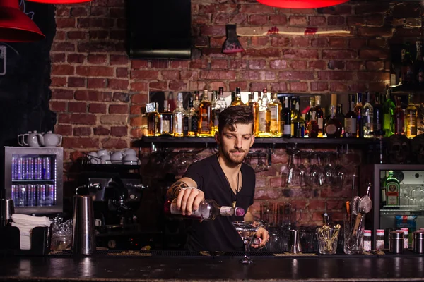 Barkeeper macht Cocktail — Stockfoto