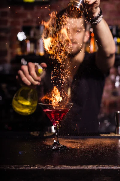 Barkeeper macht Cocktail — Stockfoto