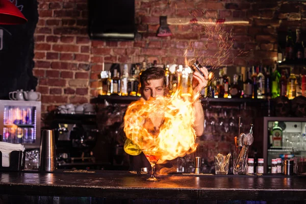 Barkeeper macht Cocktail — Stockfoto