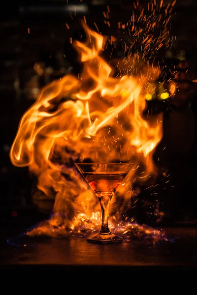 Barmen kokteyl yapmak