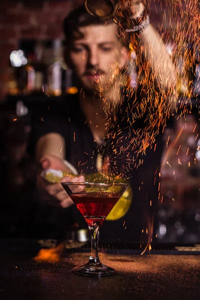 Le barman prépare un cocktail — Photo