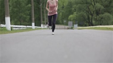 Çalışan bir ince rakam olan genç bir kadın. Ağır çekim kamera