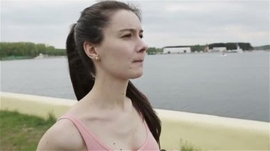 Çalışan bir ince rakam olan genç bir kadın. Ağır çekim kamera