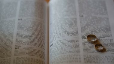 Closeup Holy bible alyans ile Rusça dil