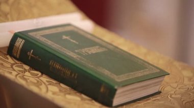 Rusça dil closeup kutsal İncil. Sıra