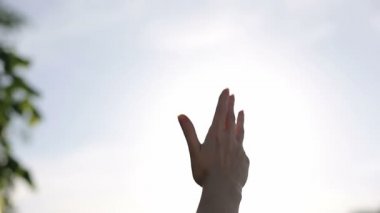 Güneş ışınları parmak palm aracılığıyla. Erkek. Ağır çekim