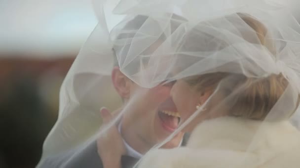 Para ślub szczęśliwy uśmiechający się nowożeńcy spaceru w parku jesień — Wideo stockowe