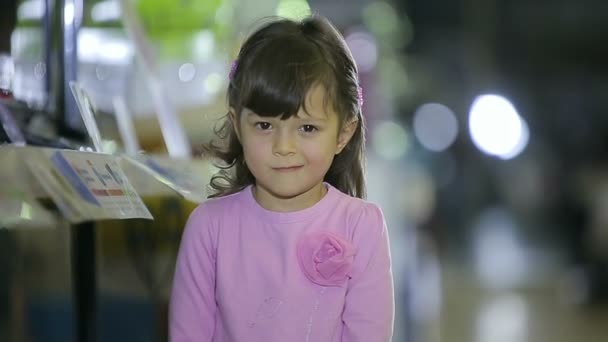 Portretten van kinderen op vrouwelijke kind winkel doen gezichtsuitdrukkingen glimlach — Stockvideo