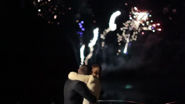 Joyeux couple de mariage regardant feux d'artifice salut — Video