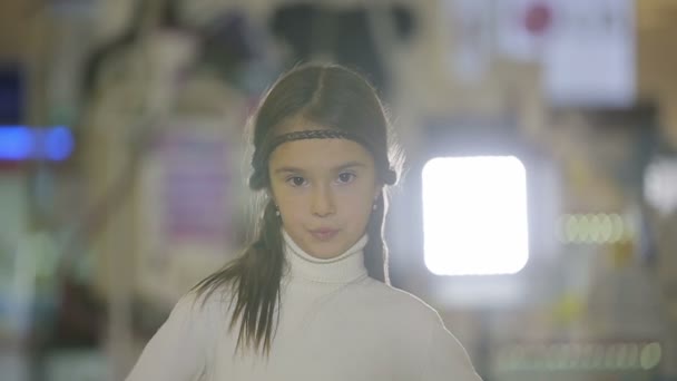 Retratos de niños en la tienda, niñas haciendo expresiones faciales y sonriendo — Vídeos de Stock