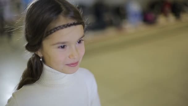 Portretten van kinderen bij shop, vrouwelijke kind doen gezichtsuitdrukkingen en glimlachen — Stockvideo