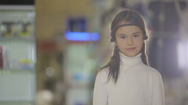 Portrék, gyermekek, üzlet, női gyerek csinál arckifejezéseket, és mosolyogva — Stock videók