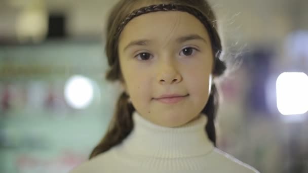 Porträts von Kindern im Geschäft, weibliches Kind mit Mimik und Lächeln — Stockvideo