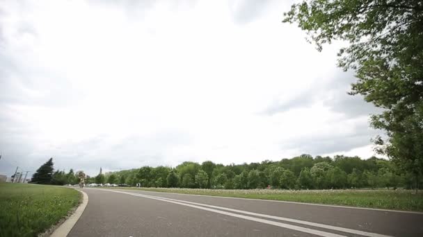 Bambina in bicicletta nel parco su una bici rosa. Rallentatore — Video Stock