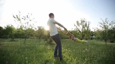 Baba ya da kardeş döndürme kızı ya da kardeş gün batımı ağır çekim