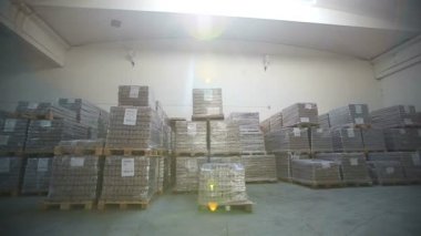 Bir depo içinde. Hareketli kamera.