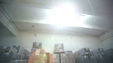 Bir depo içinde. Hareketli kamera.