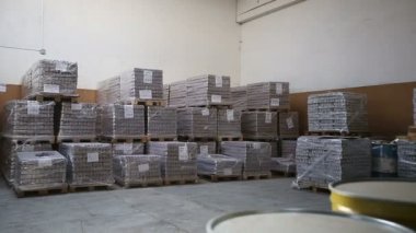 Bir depo içinde. Hareketli kamera.