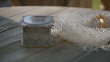 Doku kutusu ve inciler masada slider ile vurdu