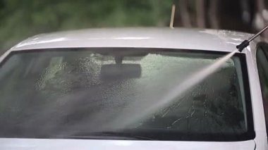 Cennet beyaz araba yıkar. Ağır çekim