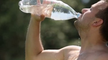 Adam içme suyu doğada bir plastik şişe. Ağır çekim