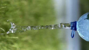Tatlı su büyük bir plastik su şişesinden dökme. Ağır çekim