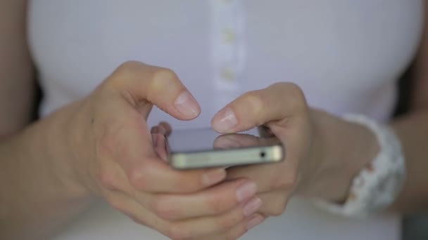 Dedos de mujer joven escribiendo en su smartphone . — Vídeo de stock