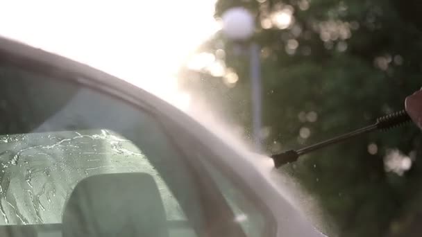 Carwash white car washes. Slow motion — Stock Video