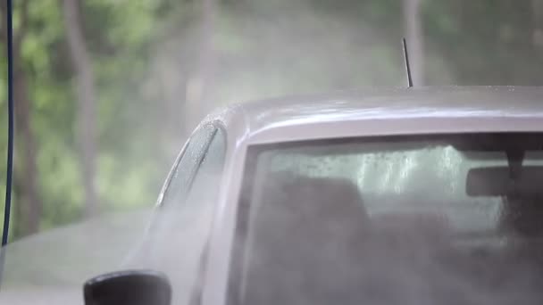 Lavagem de carro lavagens de carro branco. Movimento lento — Vídeo de Stock