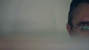 Bir bilgisayarda çalışan orta yaşlı adam