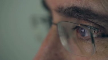 Bir bilgisayarda çalışan orta yaşlı adam