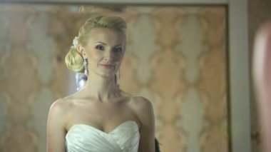 Bir ayna önce gelin Giydir, nişanlısı yardımcı olur