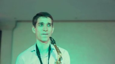 Saksafon player profesyonel ışık ile sahnede gerçekleştirir. Yakın çekim.