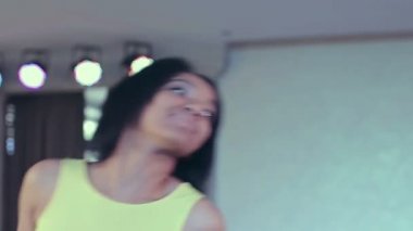 Koyu tenli siyah kadın caz şarkıcısı mikrofon sahnede şarkı söylemek.