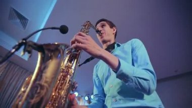 Koyu tenli siyah kadın caz şarkıcısı mikrofon sahnede şarkı söylemek.