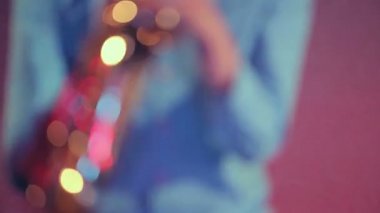 Saksafon player profesyonel ışık ile sahnede gerçekleştirir. Yakın çekim.