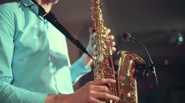 Profesyonel ışık ile sahnede saksafon player gerçekleştirir.