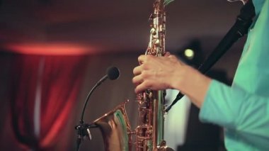 Profesyonel ışık ile sahnede saksafon player gerçekleştirir.