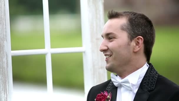 Man in an elegant suit looking to the left side and smiling close up — Stock Video