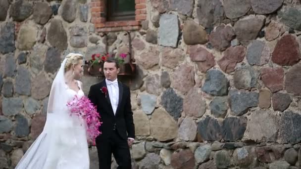 Os recém-casados andam na cidade velha. Sequência 2 tiro — Vídeo de Stock