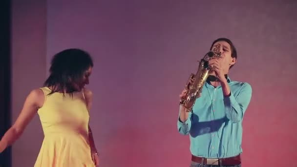Koyu tenli siyah kadın caz şarkıcısı mikrofon sahnede şarkı söylemek. — Stok video