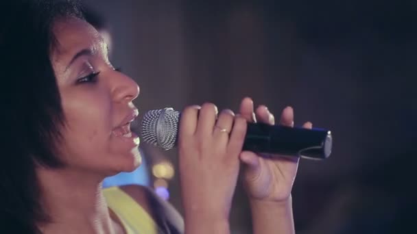 Mulher negra de pele escura cantora de jazz cantando uma música no palco no microfone . — Vídeo de Stock