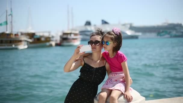 Madre e hija de vacaciones fotografiadas junto al mar Adriático en Croacia en la ciudad portuaria de Split — Vídeo de stock