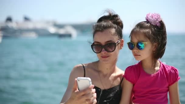 Madre e hija de vacaciones fotografiadas junto al mar Adriático en Croacia en la ciudad portuaria de Split — Vídeo de stock